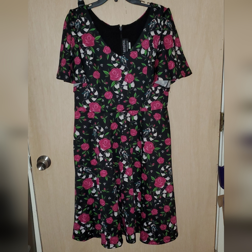 Vixen By Micheline Pitt - BEETLEJUICE™ Sandworm & Roses Swing Dress Size 2XL EUC - Picture 2 of 5